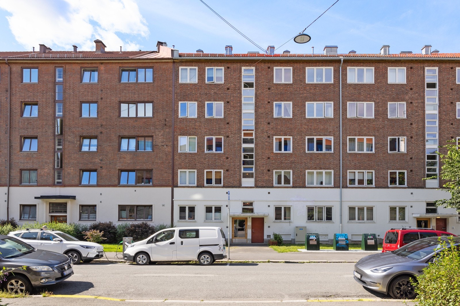 Utenfor bygget er det både beboerparkering og lademuligheter. Galleribilde