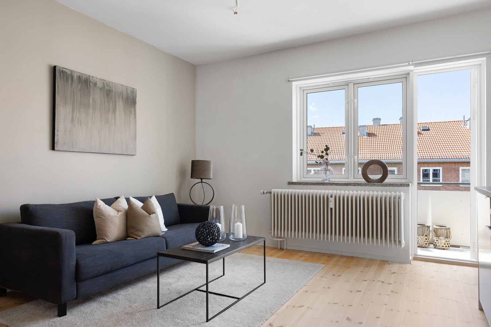 Leiligheten er oppvarmet med fjernvarme via radiatorer. Dette er inkl i felleskostnadene (akonto). Galleribilde