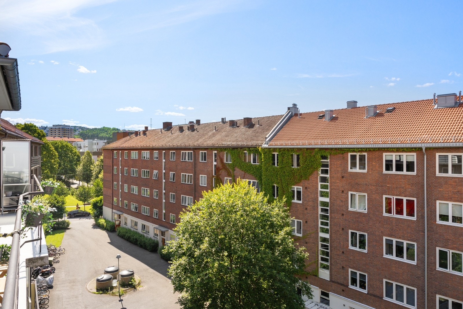 Balkongen vender inn mot en skjermet og rolig bakgård, godt tilbaketrukket fra støy. Galleribilde