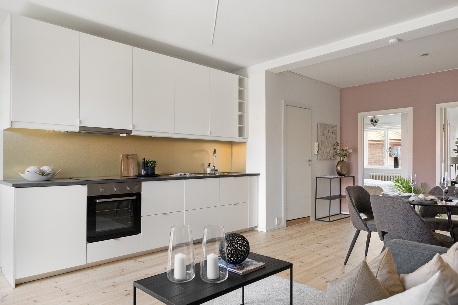 Leiligheten har nylig gjennomgått overflateoppussing, blant annet sliping av gulv. Galleribilde