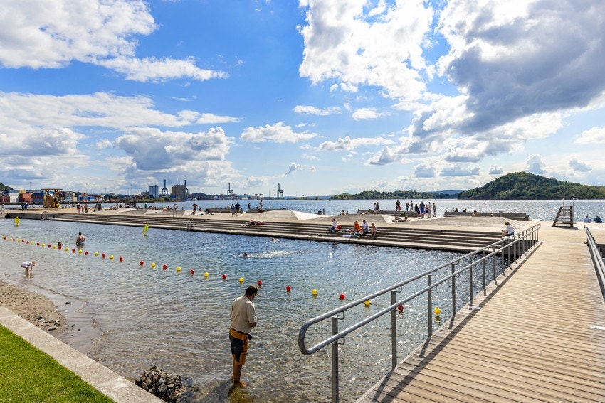Sørenga badeplass med fantastisk bryggeanlegg, bademuligheter og kajakkutleie. Kun 15-20 minutters gange fra leiligheten. Galleribilde