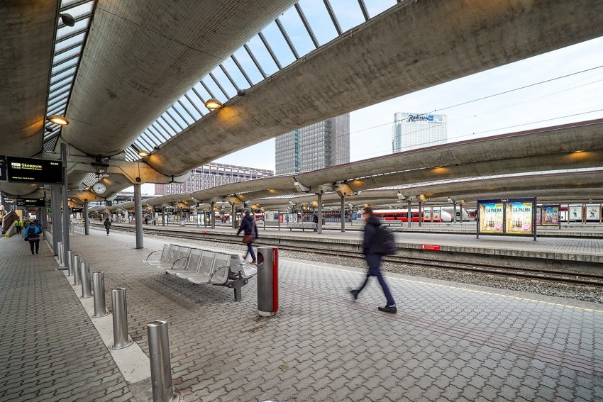 Oslo S ligger kun 1,5 km fra leiligheten, og er hele byens knutepunkt for kollektiv transport. Her finner du også Karl Johan med byens beste shoppingtilbud! Galleribilde