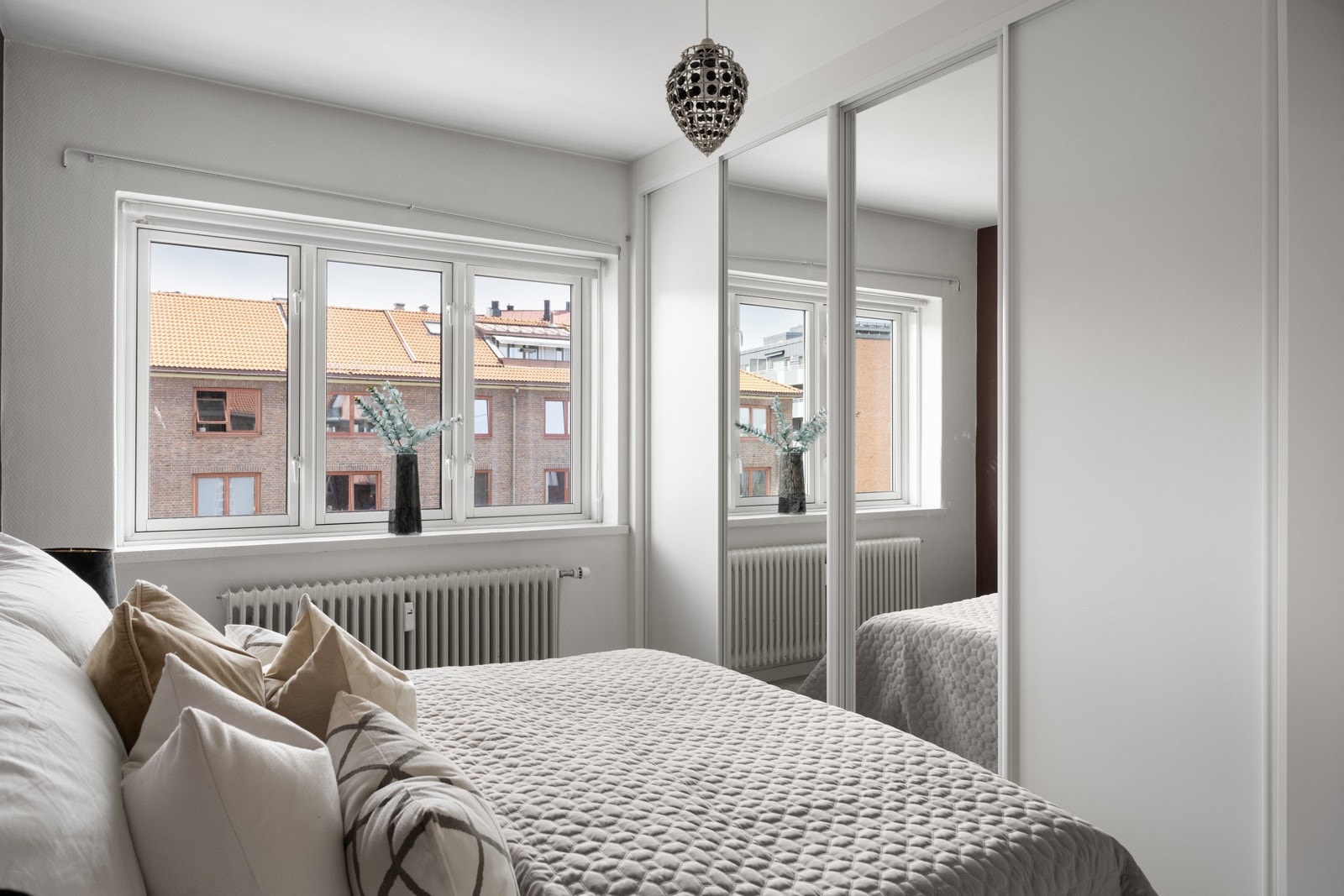 Her har det nylig blitt installert en praktisk skyvedørsgarderobe som gir godt med ekstra lagringsplass. Galleribilde