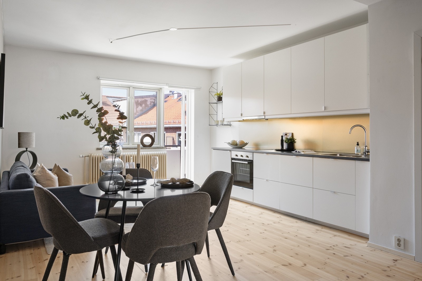 Flott, tidløst kjøkken etablert i 2017. Galleribilde