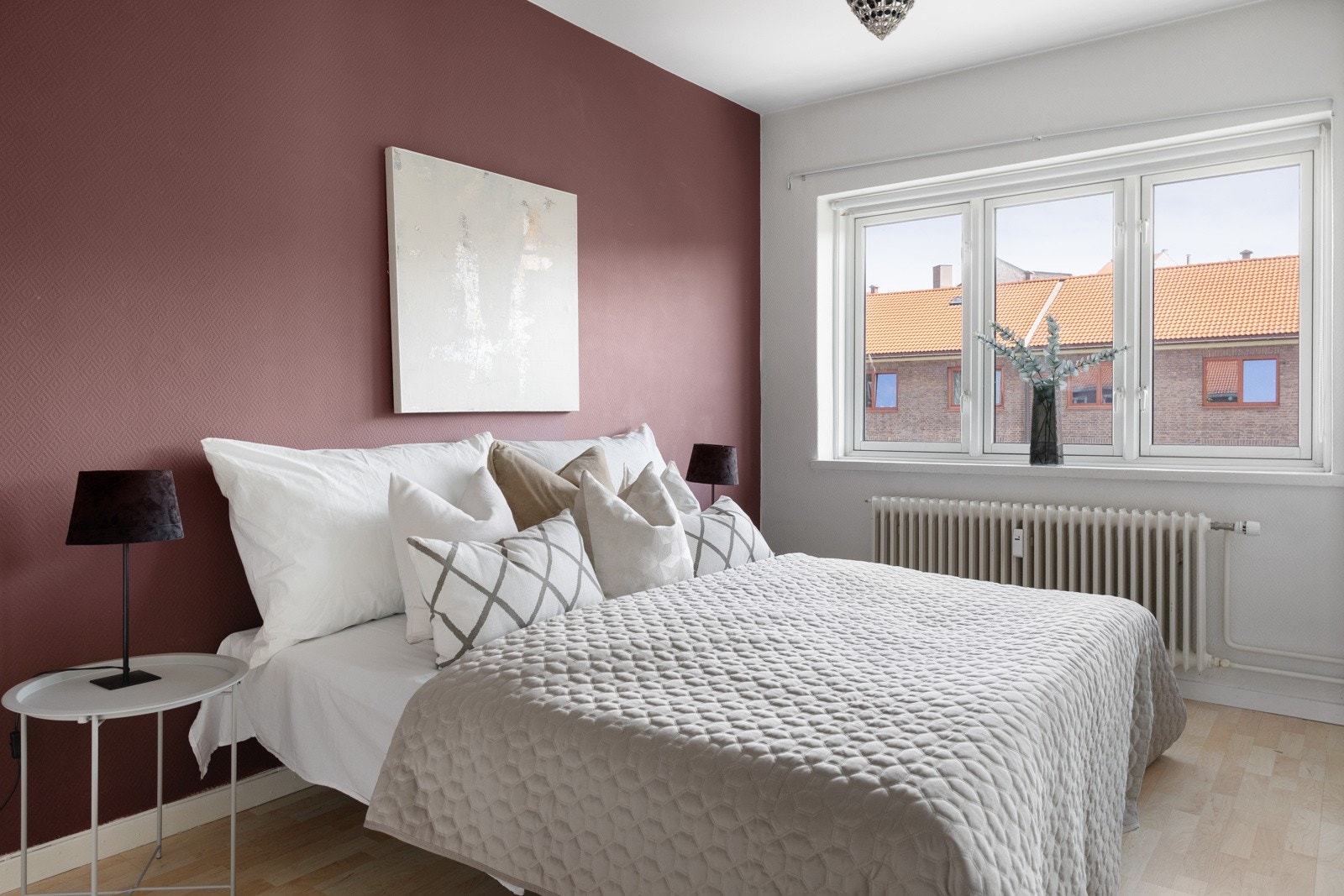 Romslig hovedsoverom med god plass til dobbeltseng og sidebord. Galleribilde