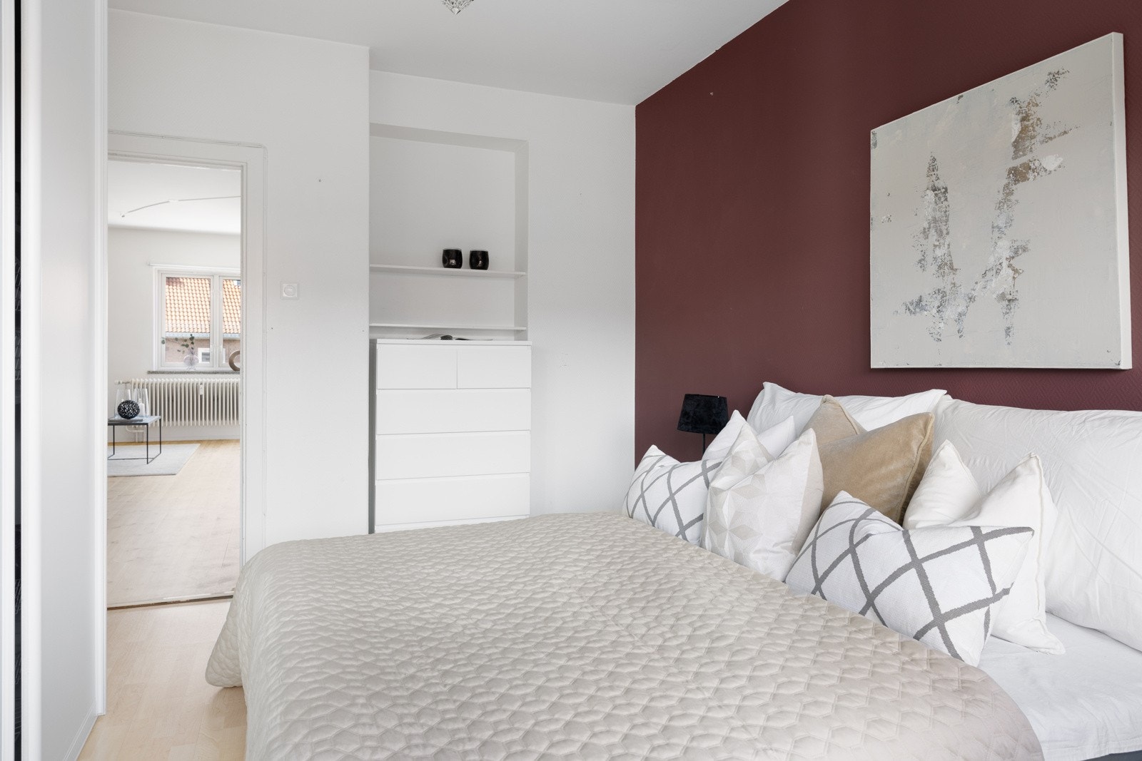 Mulighet for etablering av ytterligere garderobeskap i en liten nisje på soverommet. Galleribilde