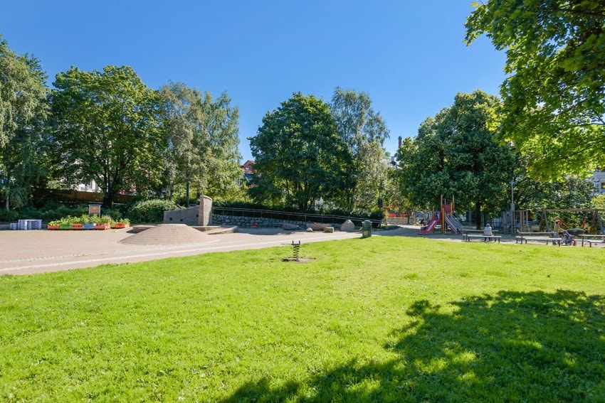 Sommerfrydhagen ligger rett ved siden av bygget. En koselig park for store og små. Galleribilde