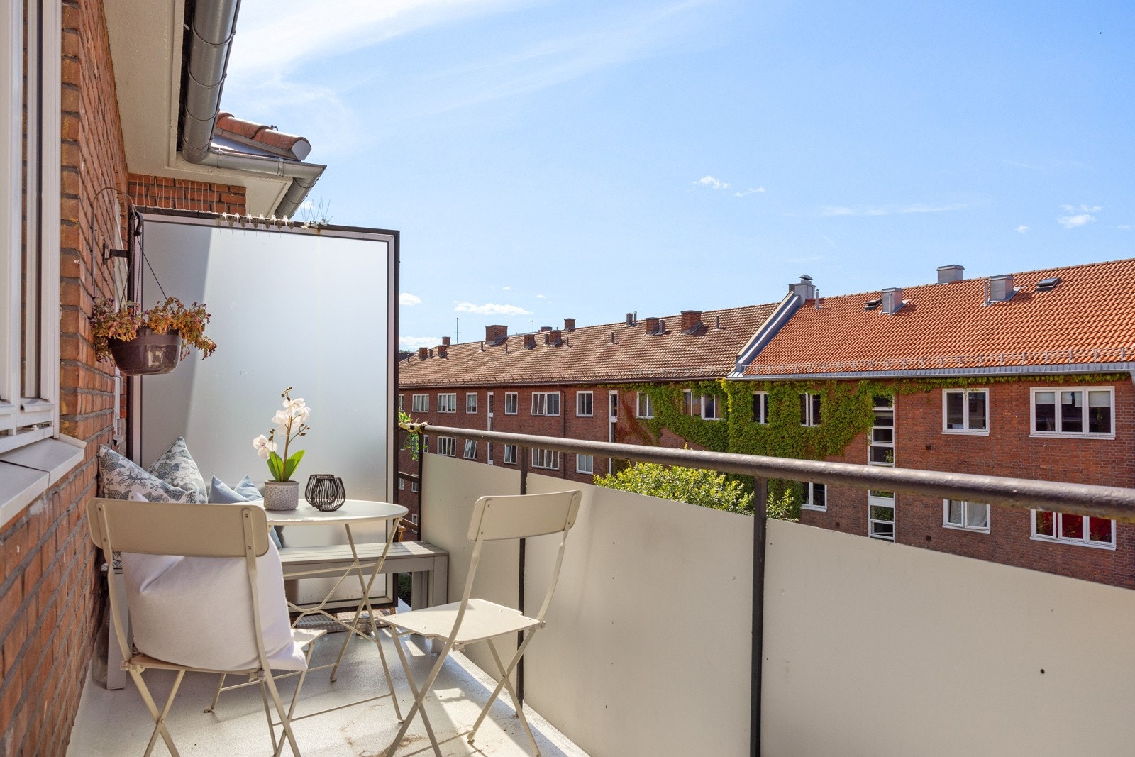 Romslig og solrik balkong med herlig fritt utsyn. Sol på beste sommertid fra ca. 11:30-20:00. Galleribilde