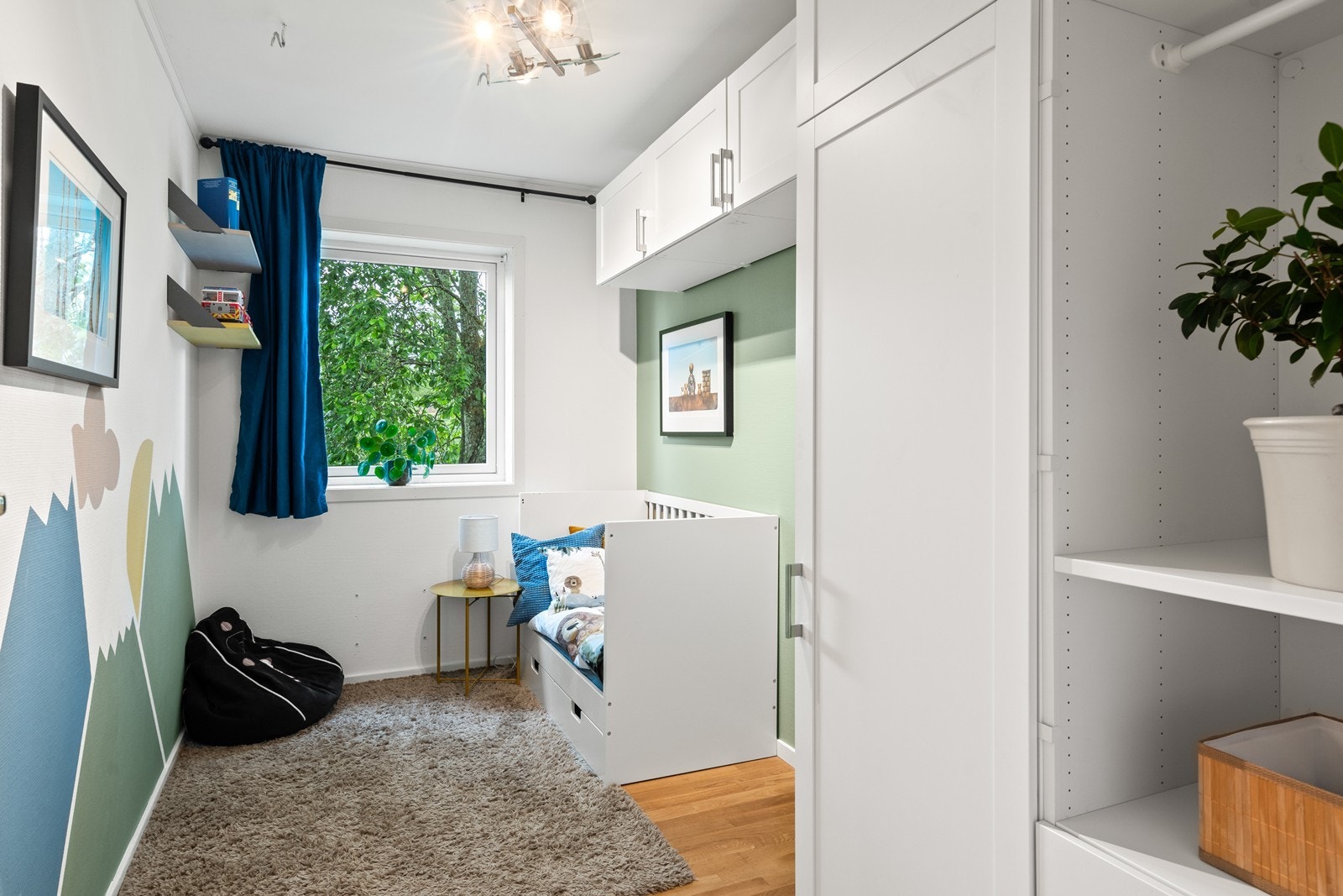 Leiligheten har to soverom hvorav det ene soverommet egner seg godt som barnerom, gjesterom eller kontor. Galleribilde