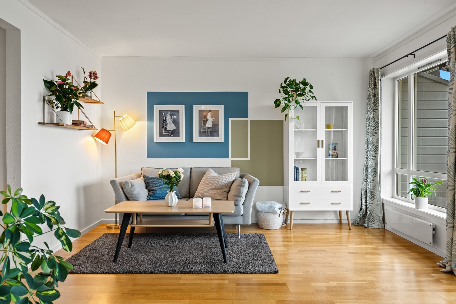 Det er pen stue med plass til sofagruppe og annen møblering. Store vinduer slipper inn godt med dagslys. Galleribilde