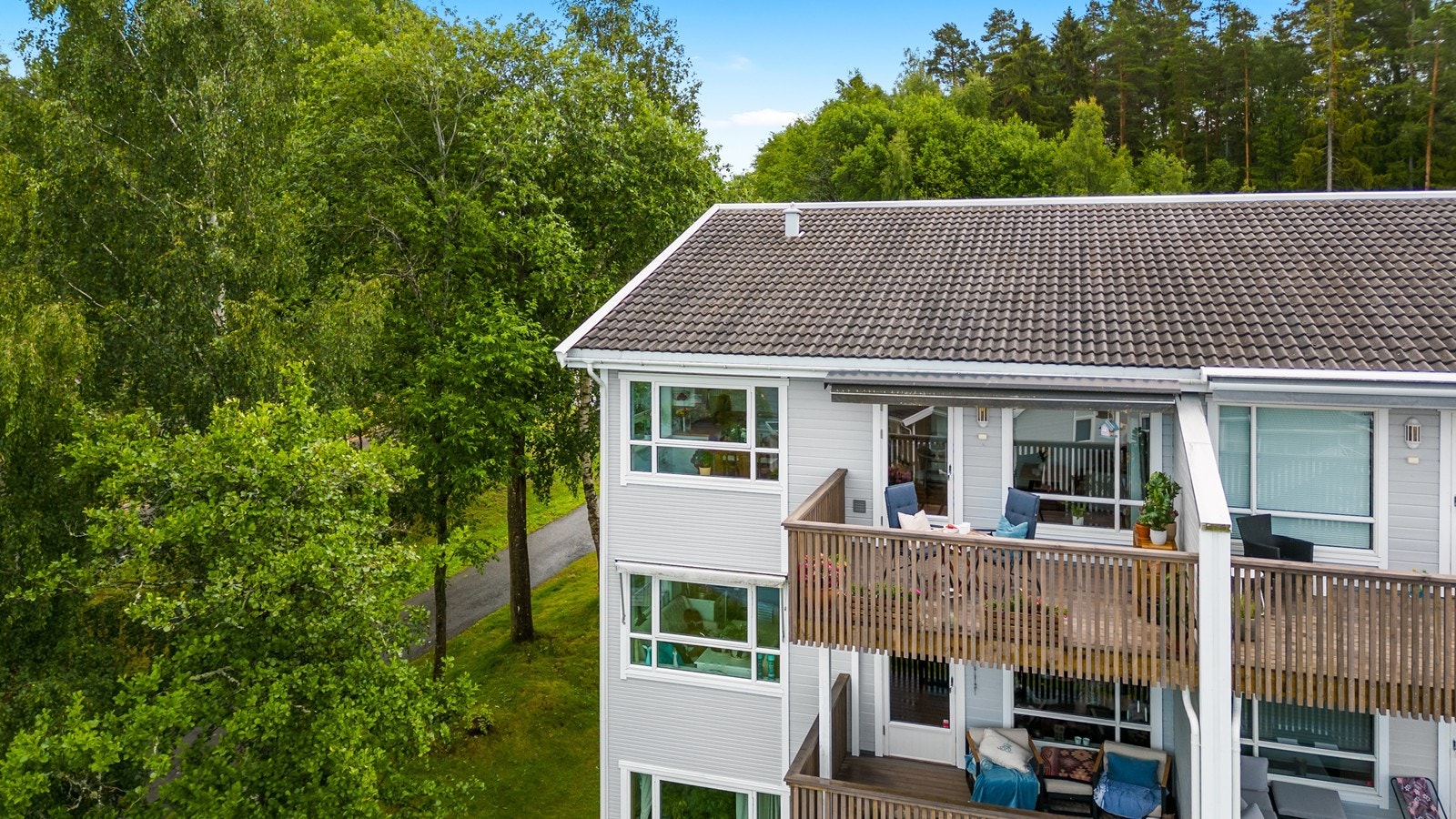 Leiligheten ligger i byggets øverste etasje. Det er kort vei til turstier og fellesarealene til borettslaget. Galleribilde