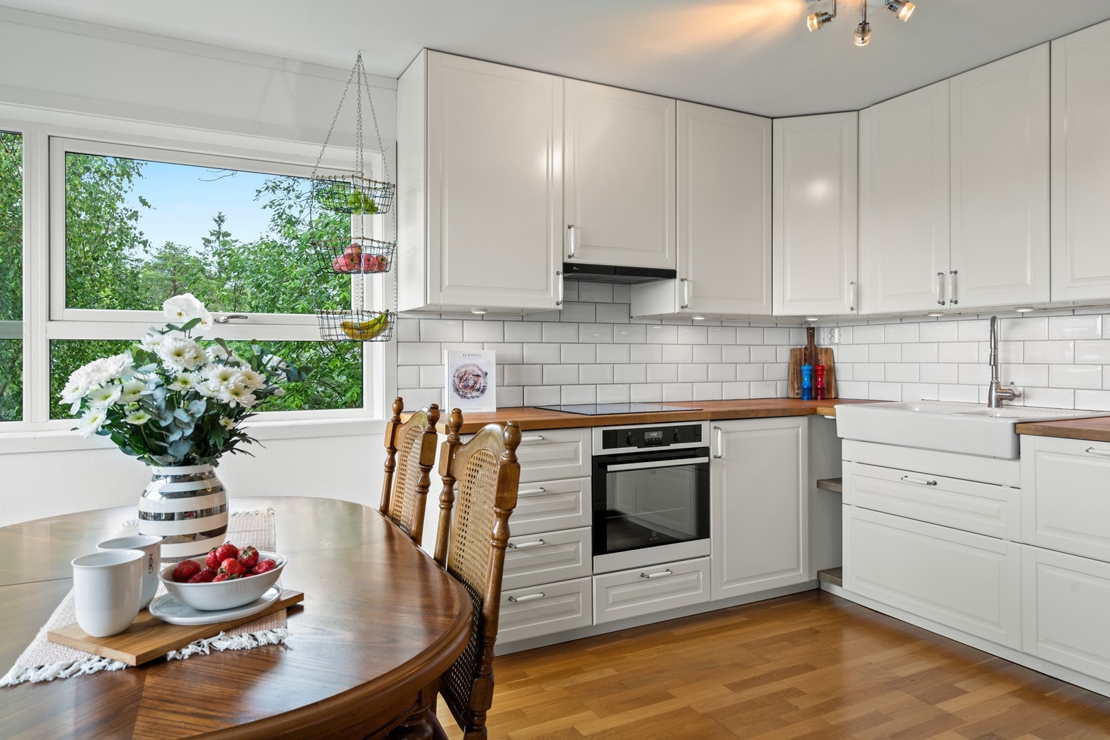 Kjøkken med profilerte fronter og heltre benkeplate. Det er integrerte hvitevarer fra bla. Electrolux. Galleribilde
