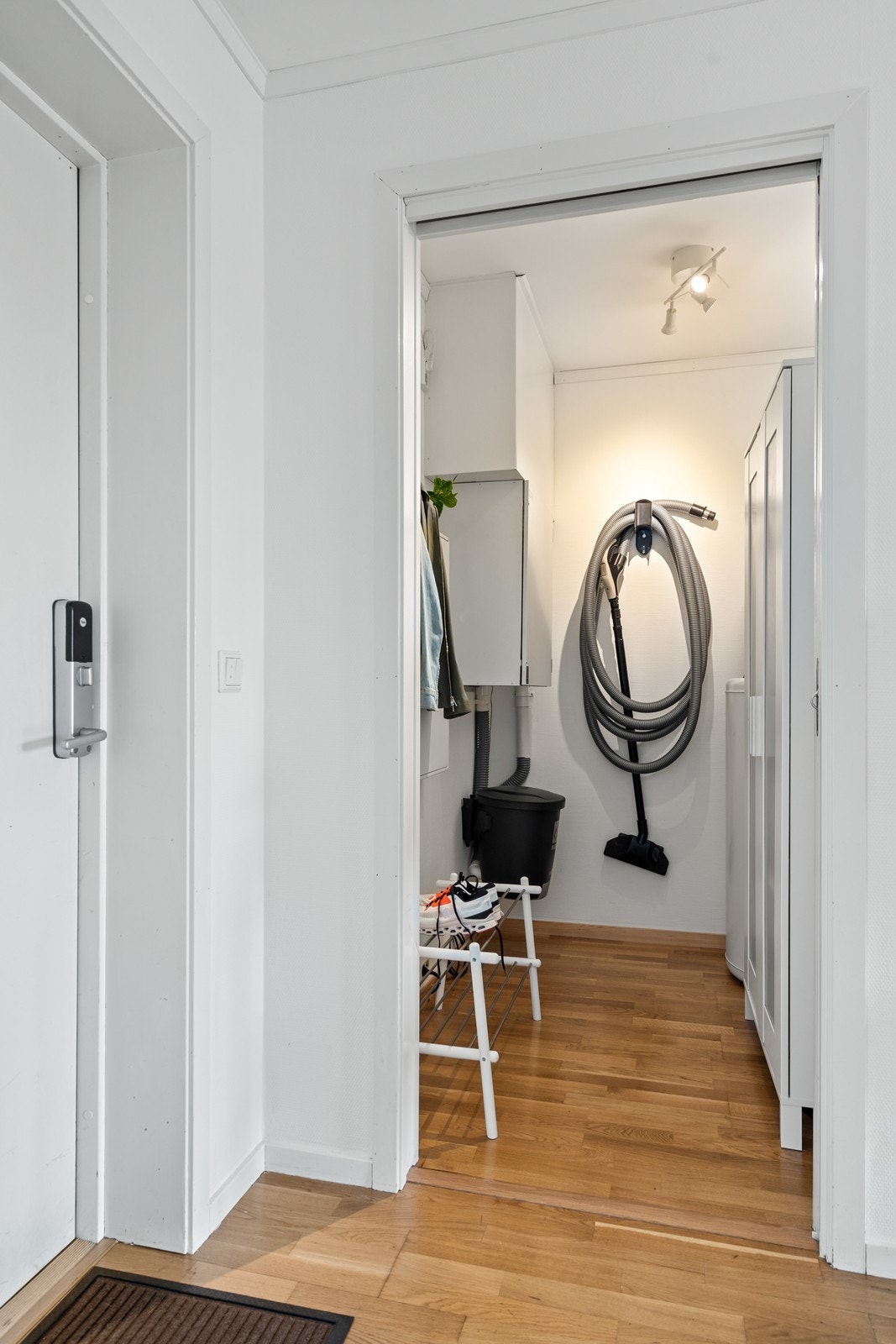 Rett ved inngangspartiet er det en praktisk bod som har plass til diverse, bla. sentralstøvsugeren. Galleribilde