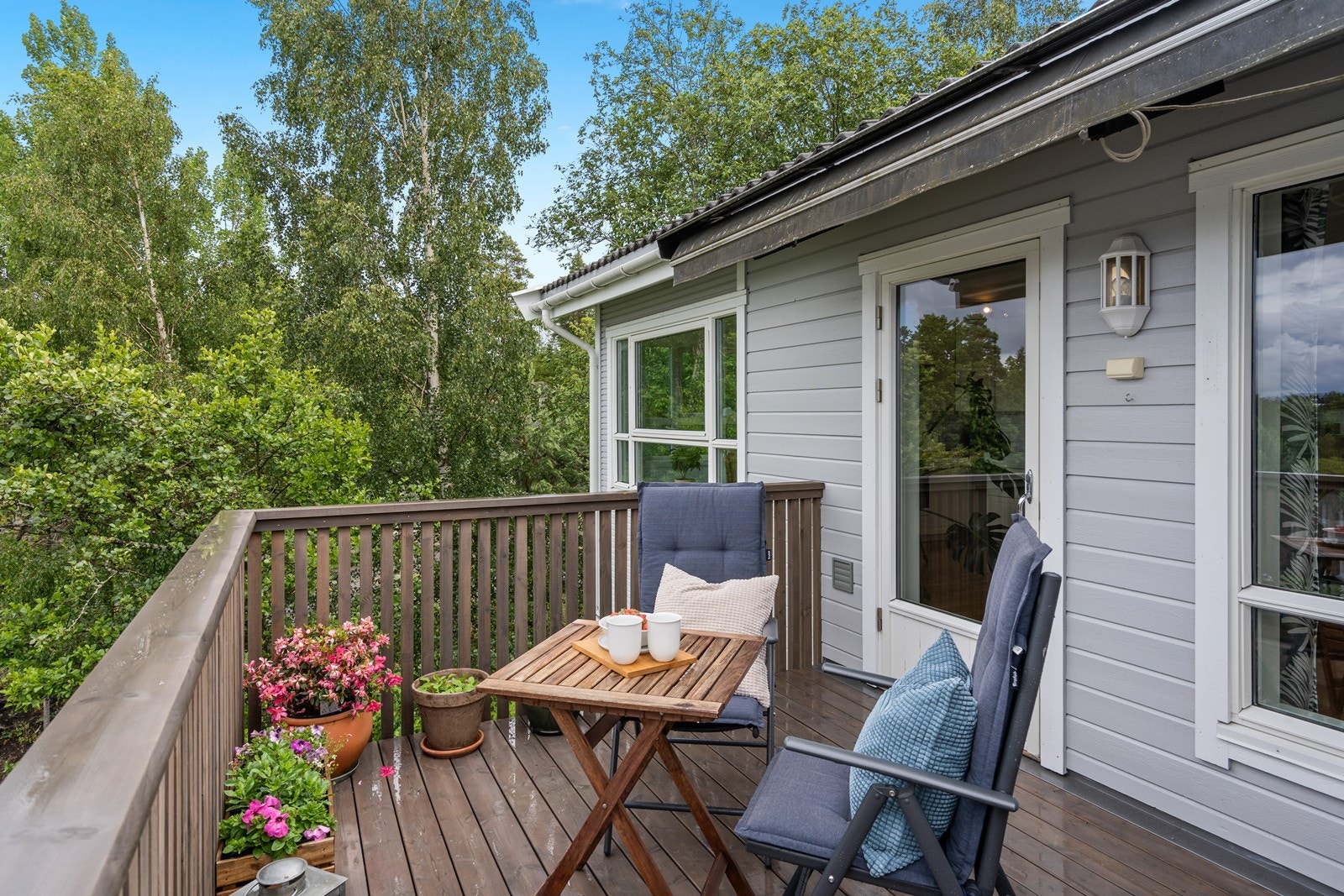 Det er montert markise som skjermer godt når solen steker. Galleribilde