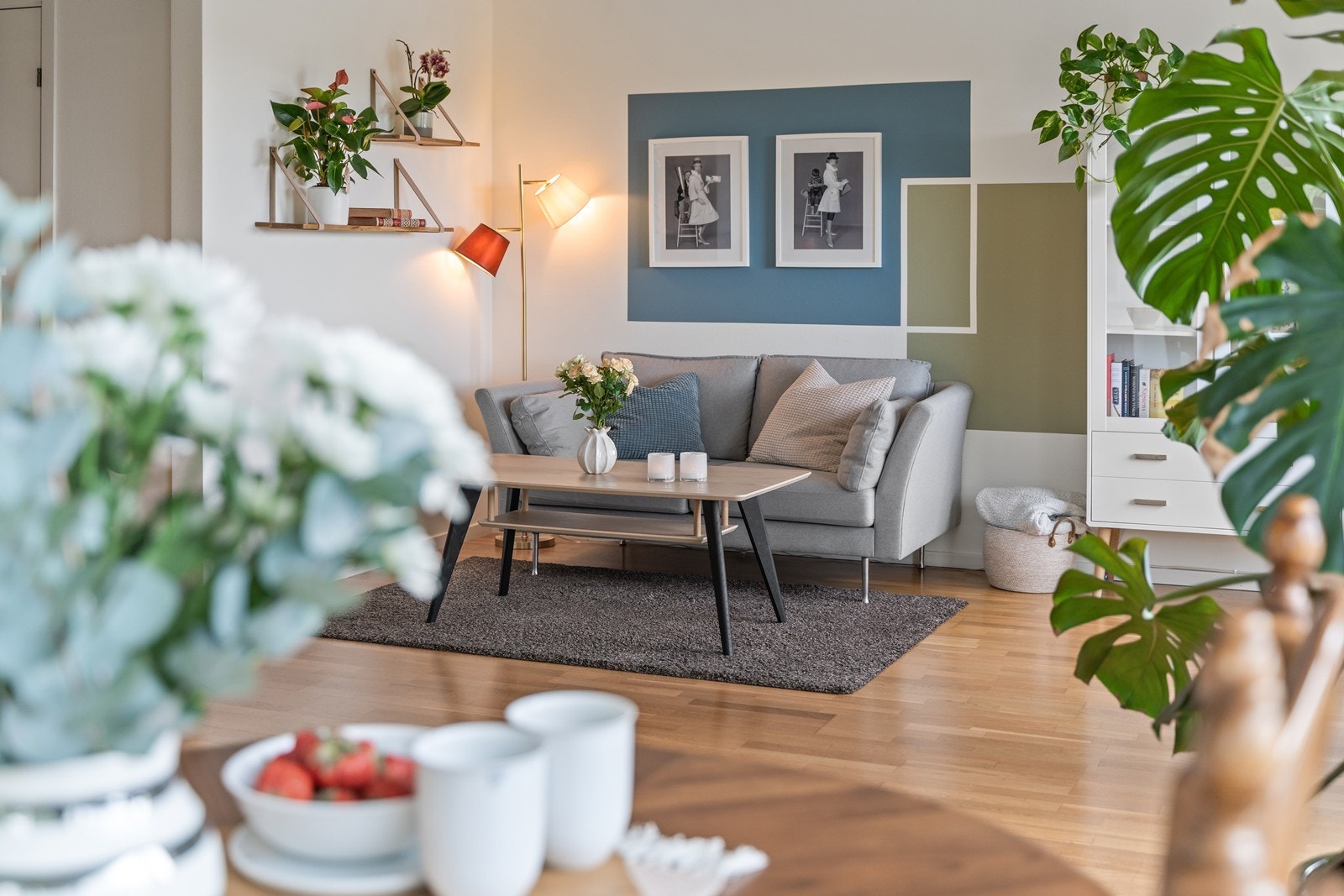 Det er parkett på gulvet i stuen og veggoverflatene er av malt miljøstrie. Galleribilde