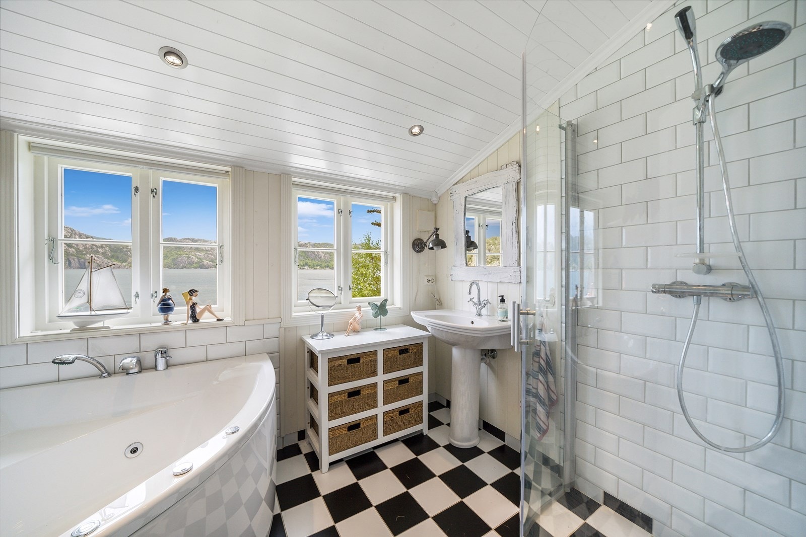 Badet i 2. etg. er innredet med badekar, dusj, wc og servant. Galleribilde