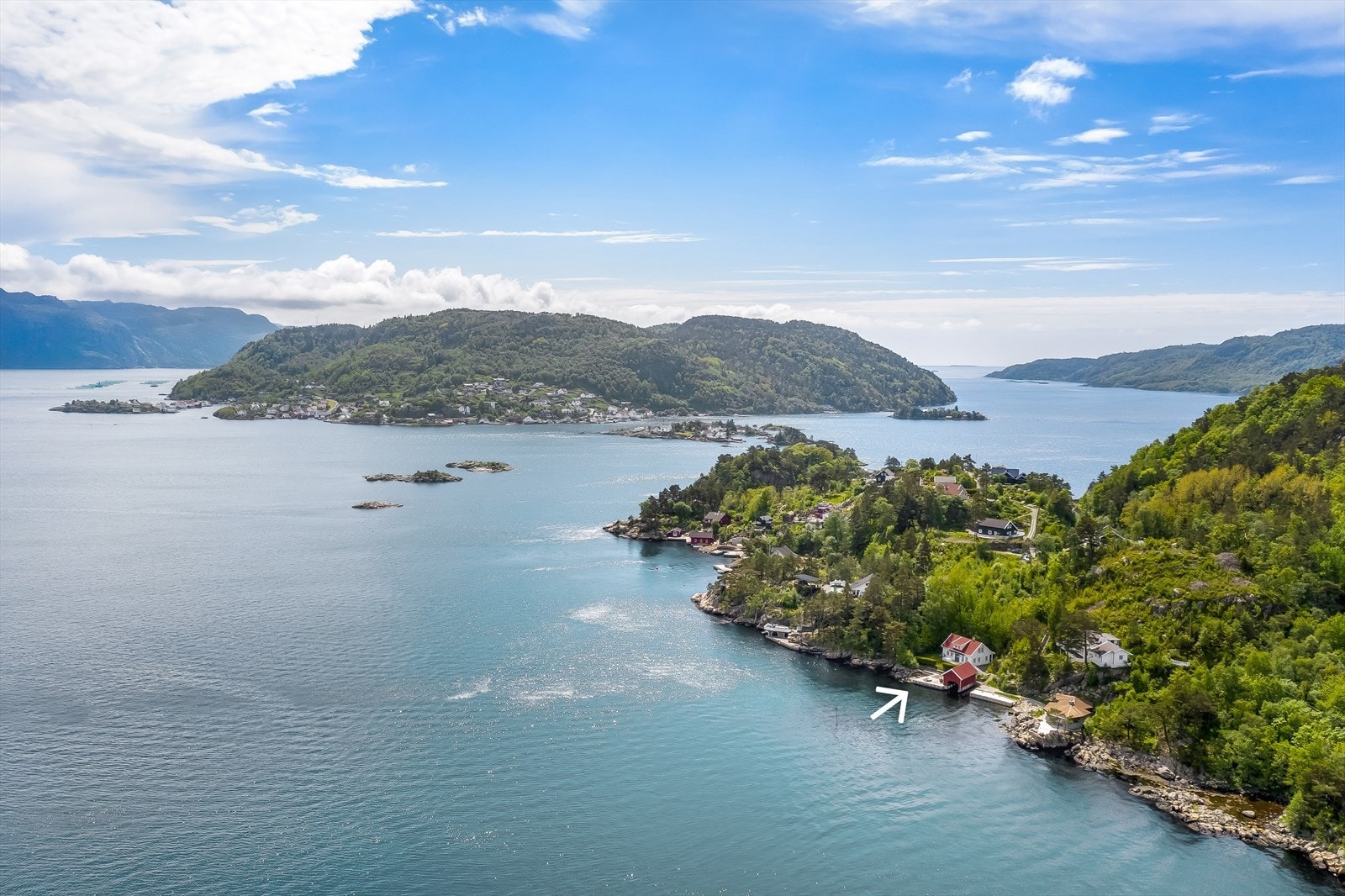 Eiendommen ligger vakkert til i hytteområdet Stampen ved Stolsfjorden like ved fastlandet Abelnes. Like i området finner du øyene Hidra og Andabeløy. Galleribilde