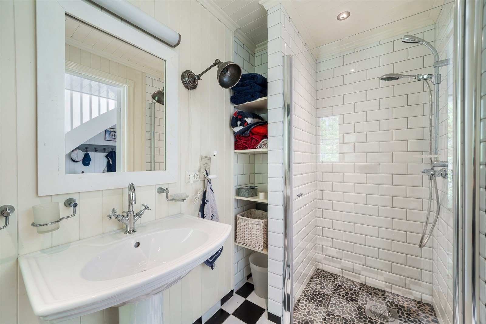 Baderomsinnredningen i 1. etg. består av dusj, wc og servant. Galleribilde