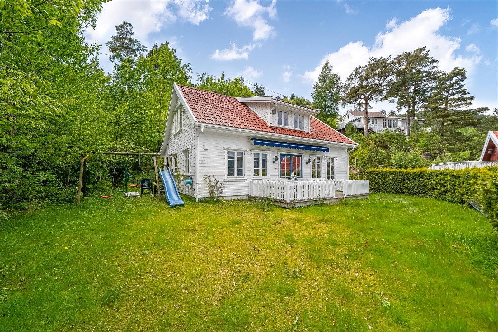 Lettstelt plen og fin boltreplass for de minste. Galleribilde