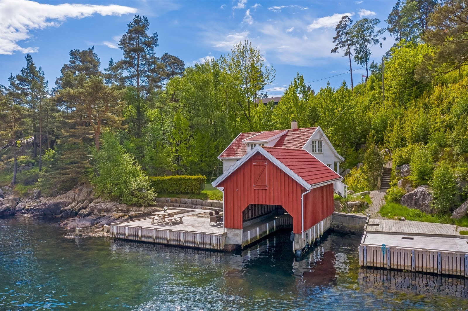Naustet inneholder båtplass og bod/lagringsplass. Galleribilde