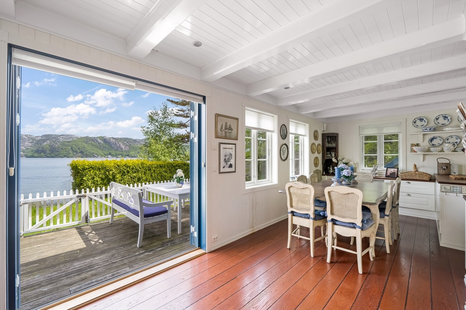 Fra stua er det dobbeltfløyet dør ut til terrasse og hage. Galleribilde