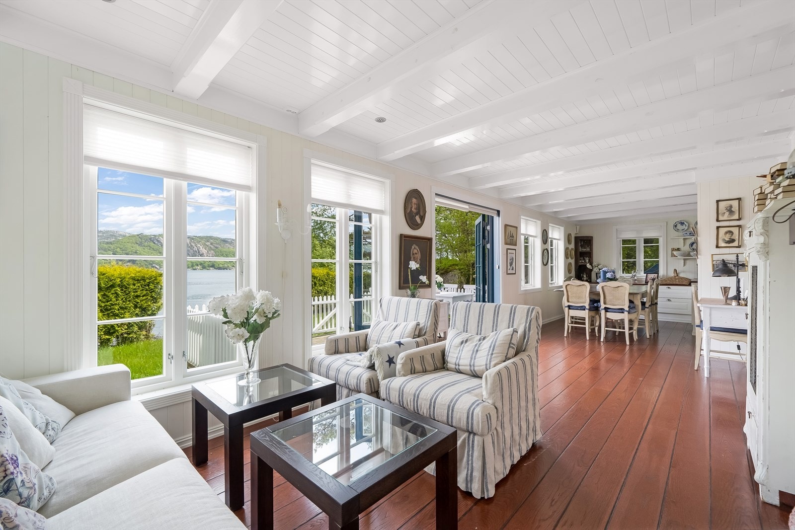 Gulvet er belagt med parkett kombinert med panel på vegger og tak. Galleribilde