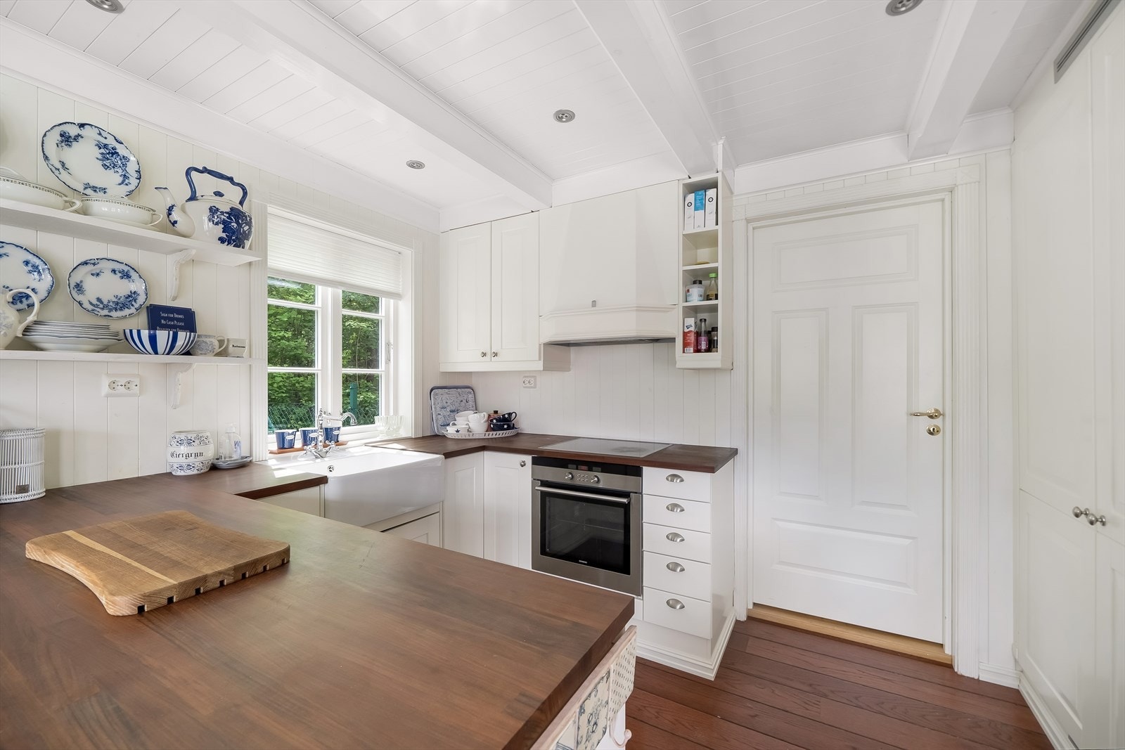 Klassisk kjøkkeninnredning med integrerte hvitevarer. Galleribilde