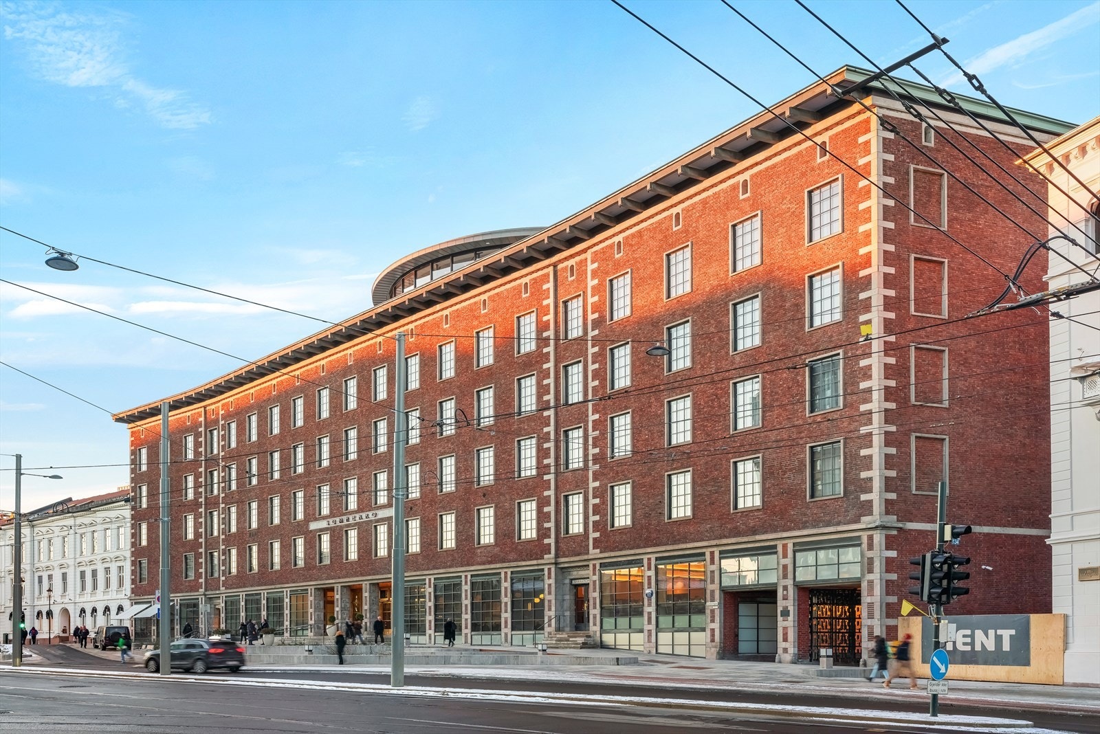 Kulturhuset Sommerro ligger like i nærheten med treningsanlegg, spa, restauranter og barer Galleribilde