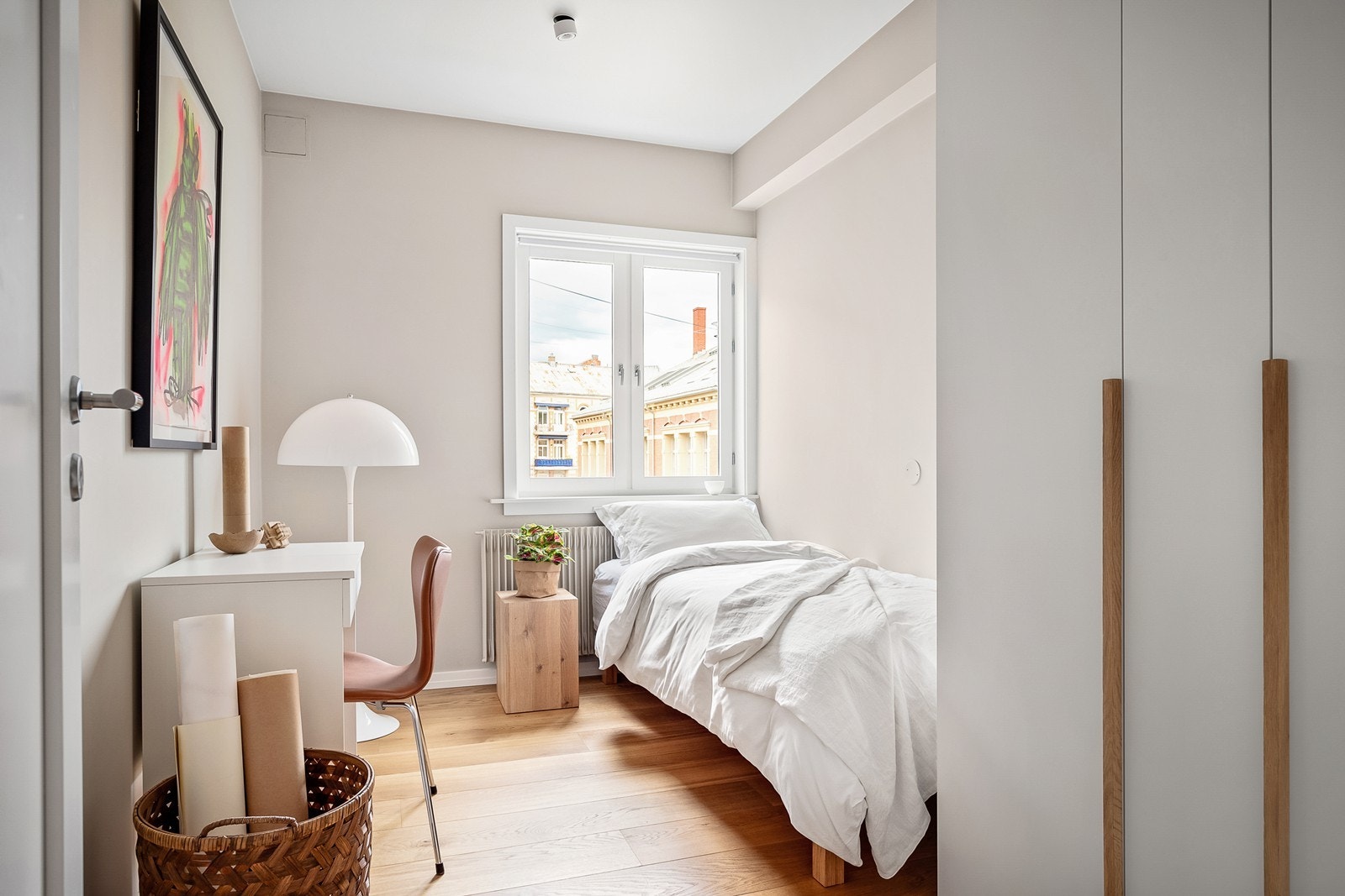 Soverom nr. 2 er også av god størrelse med garderobe Galleribilde