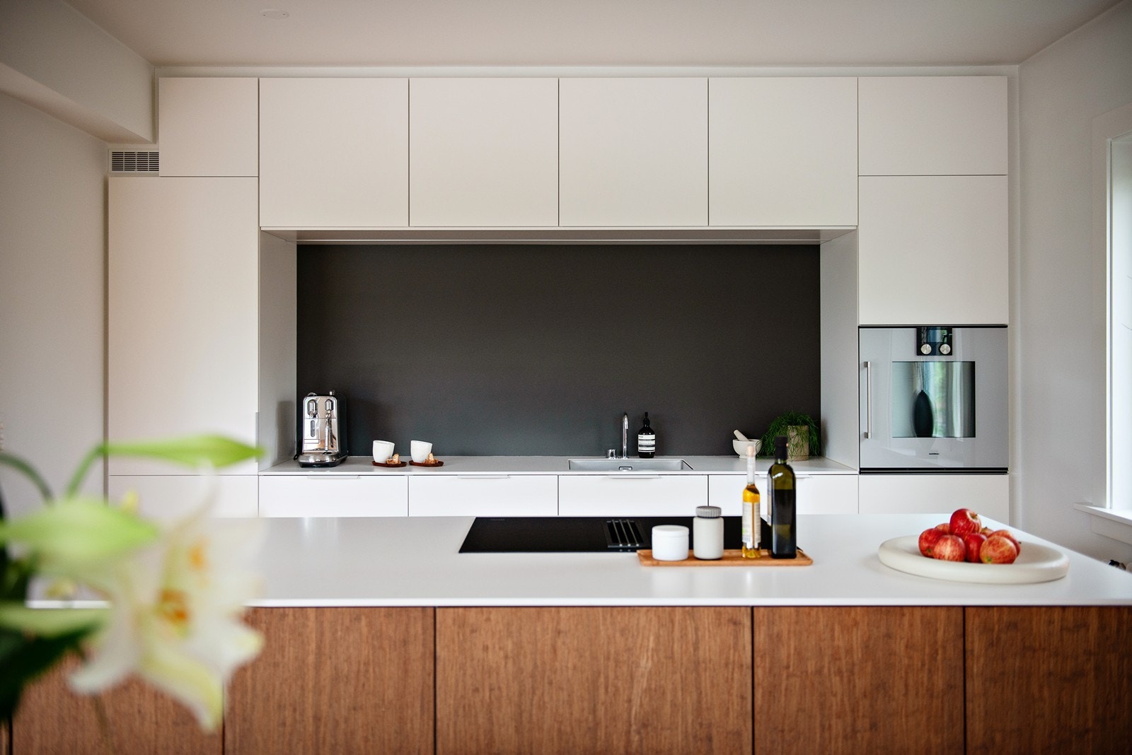 Det minimalistiske møter det naturlige. Integrerte hvitvarer fra Gaggenau og Miele, armatur fra VOLA Galleribilde