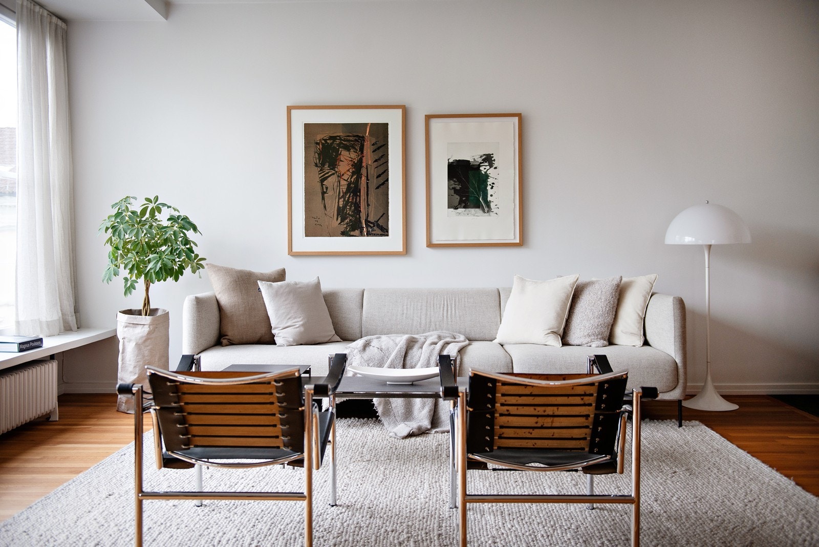 God plass til stor salonggruppe Galleribilde
