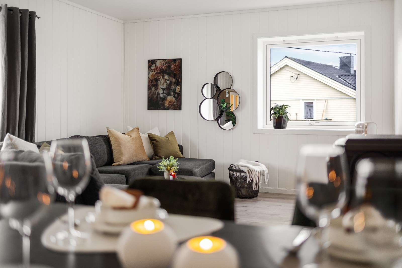 EIE eiendomsmegling har gleden av å presentere Halvor Bogevolds vei 8 - Urban og sjarmerende tomannsbolig med privat inngang og solrik uteplass. Kun 5 minutters gange til sentrum! Galleribilde