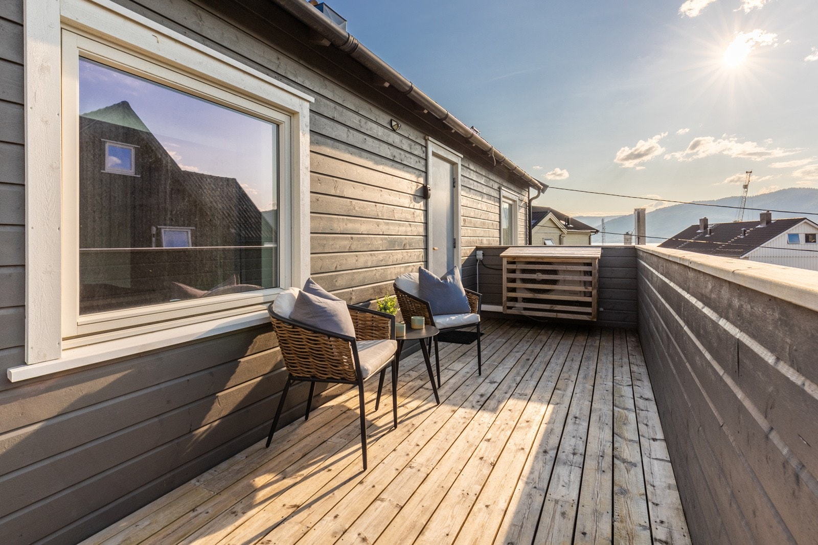 Nyt lange sommerkvelder på den store terrassen. Perfekt for grilling, avslapning eller å invitere venner over. Galleribilde