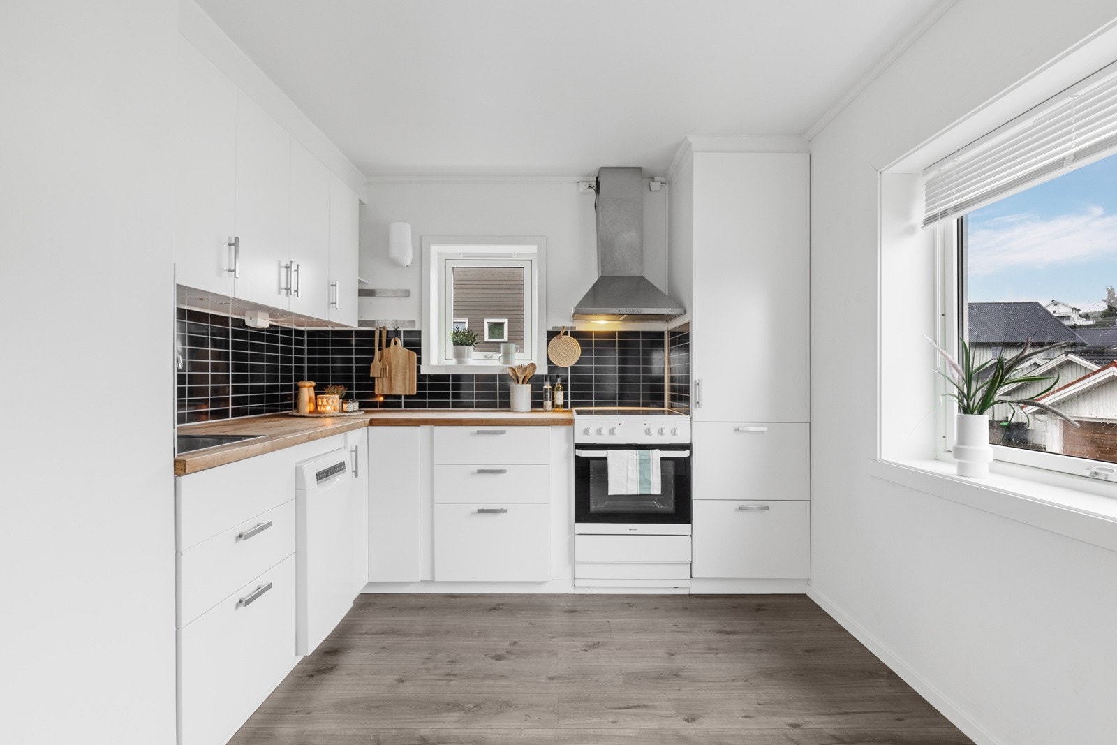 Lag dine favorittmåltider i dette stilrene og funksjonelle kjøkkenet. Rikelig med skapplass og moderne hvitevarer gjør matlagingen til en lek. Galleribilde