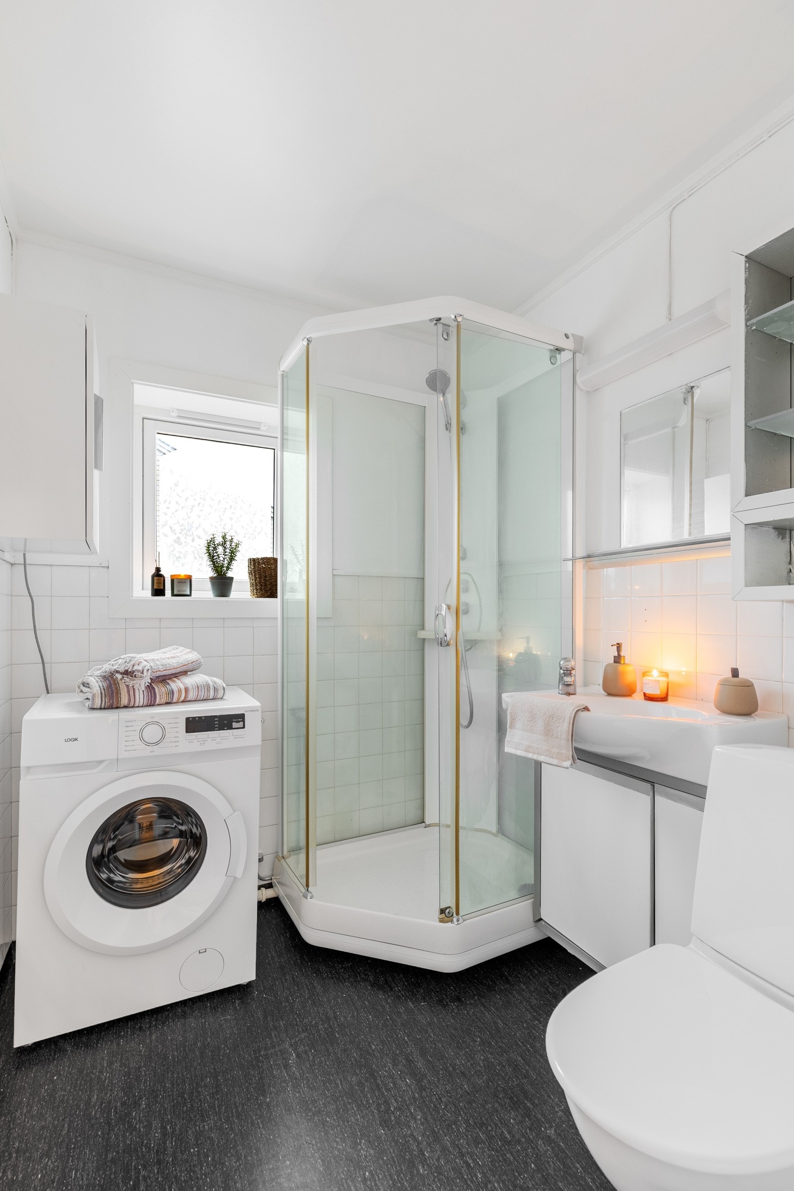 Start dagen friskt på badet. Med dusjkabinett, servant og opplegg for vaskemaskin, har du alt du trenger for en effektiv morgenrutine. Galleribilde