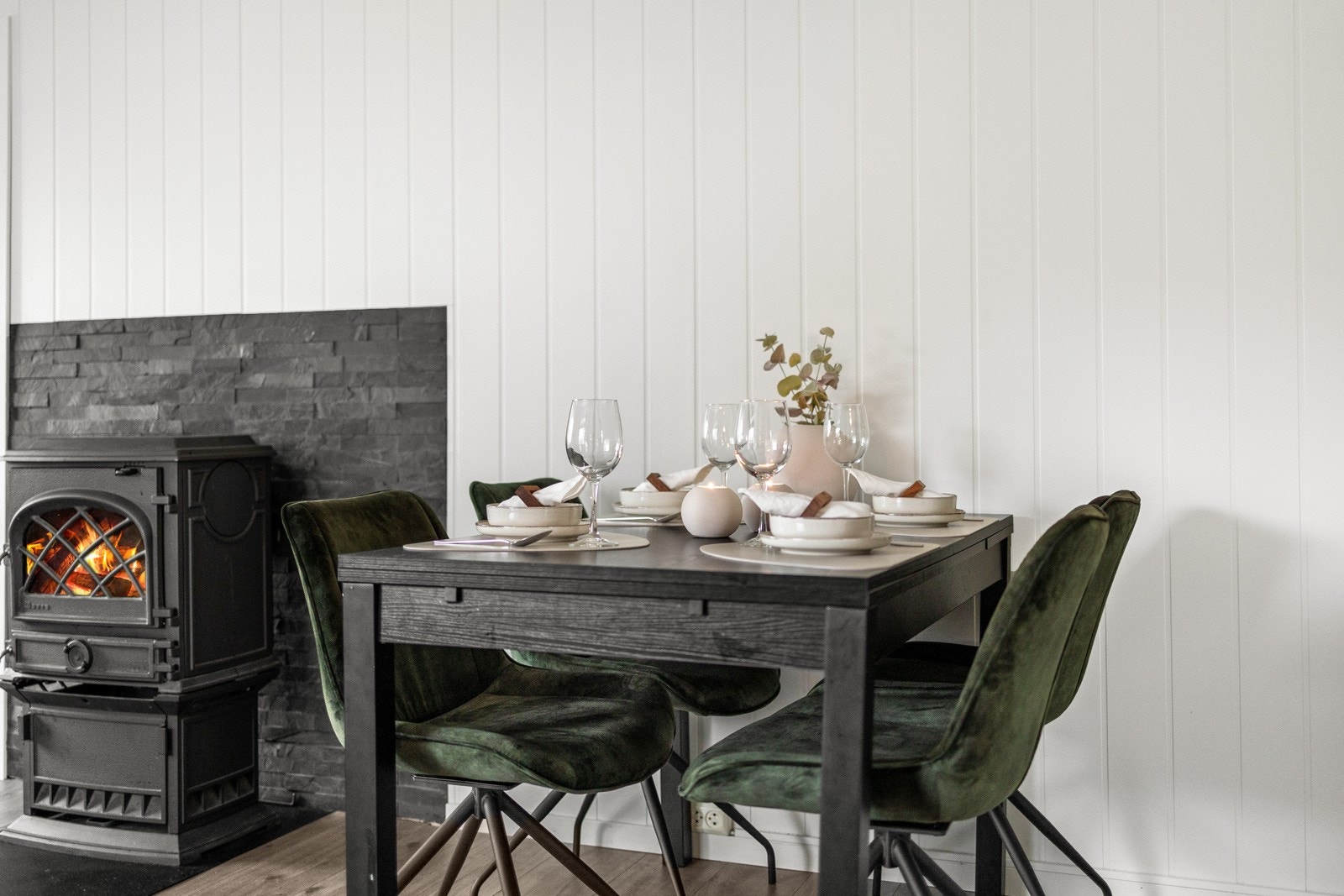 Samle venner og familie rundt spisebordet i denne koselige spisestuen, ideell for sosiale måltider og hyggelige sammenkomster. Galleribilde