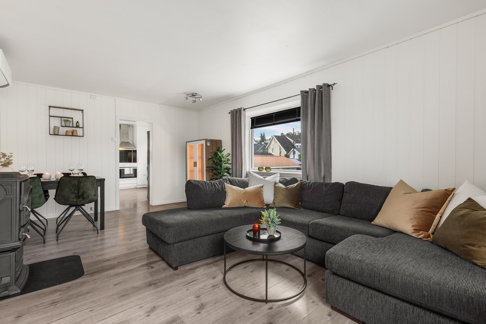 Veggene er malt i nøytrale farger, slik at enkelt kan tilpasse ut fra egen smak i nye moderne fargepaletter. Galleribilde