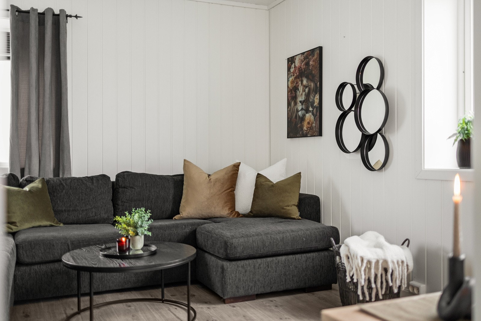 Den romslige stuen gir deg all den plassen du trenger for å underholde venner, ha spillkvelder eller bare nyte en rolig kveld med favorittserien din. Galleribilde