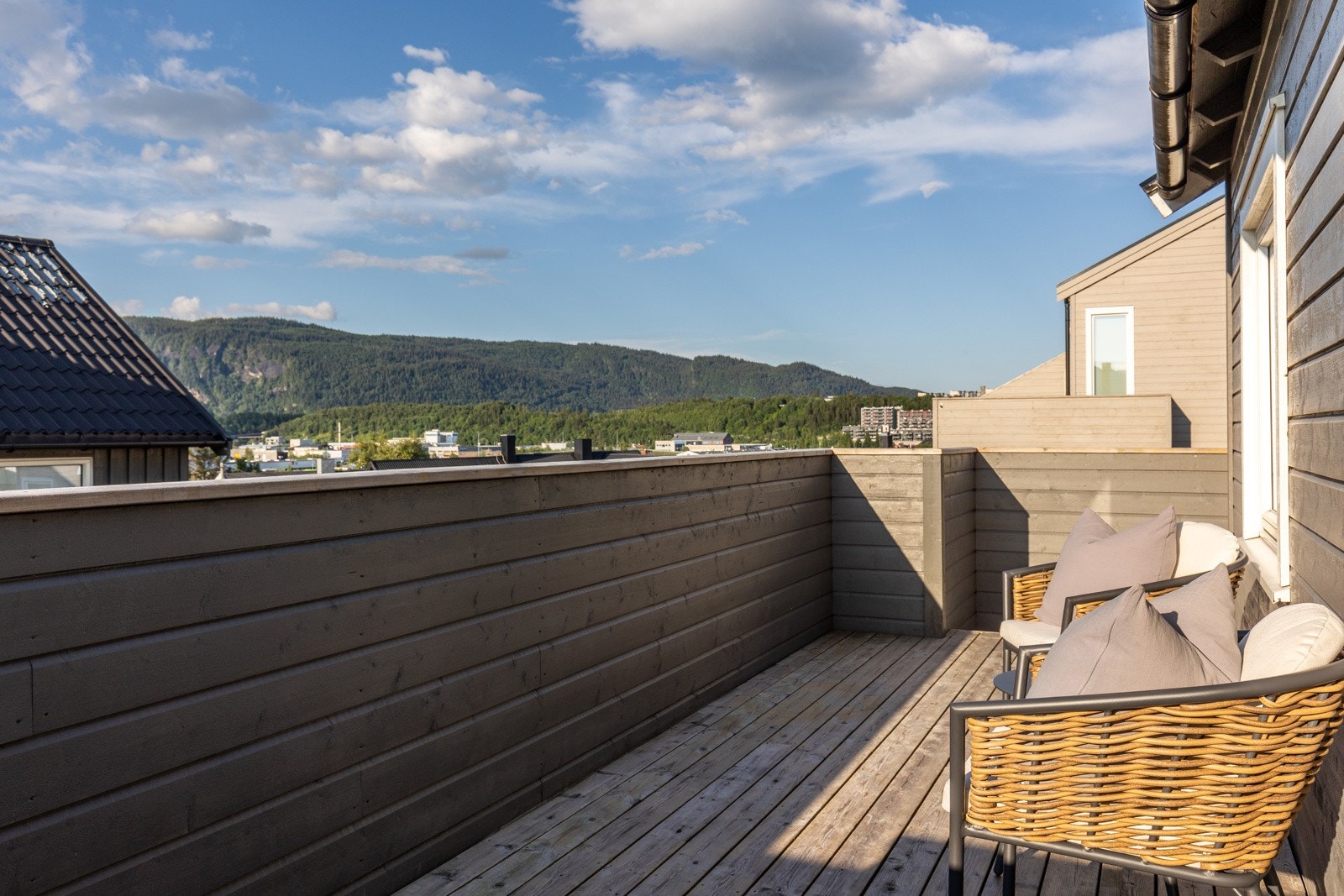 Start dagen med en kopp kaffe på din private balkong. Perfekt for å nyte morgenkaffen før dagen kommer i gang. Galleribilde
