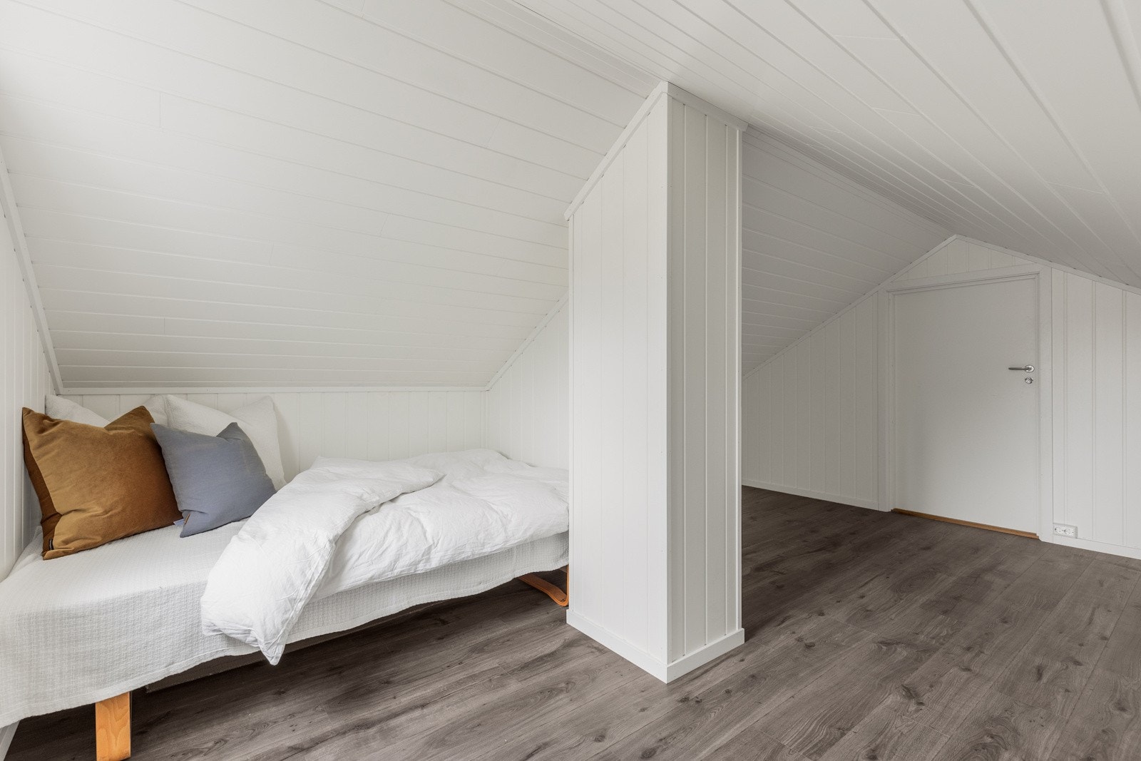 Uinnredet loft med stort potensial - lag ditt eget kreative hjørne, ekstra soverom eller en chillout-sone. Galleribilde