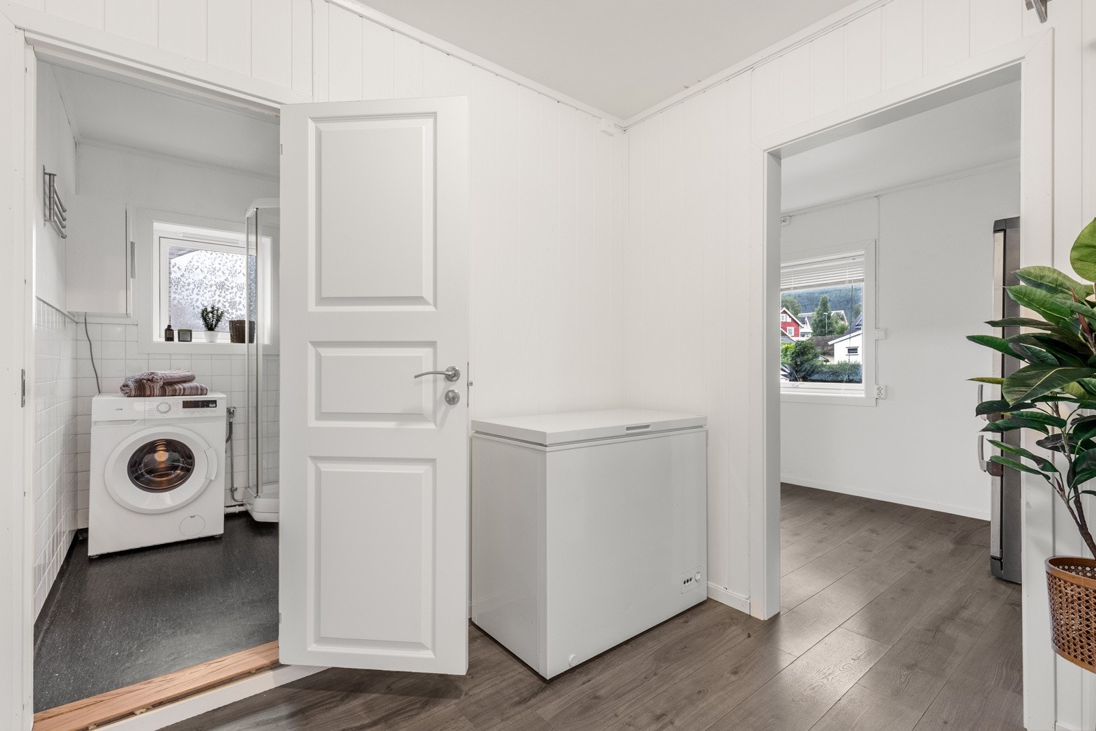 En romslig og lys gang som ønsker deg velkommen hjem hver dag. God oppbevaringsplass for sko og yttertøy holder alt organisert. Galleribilde