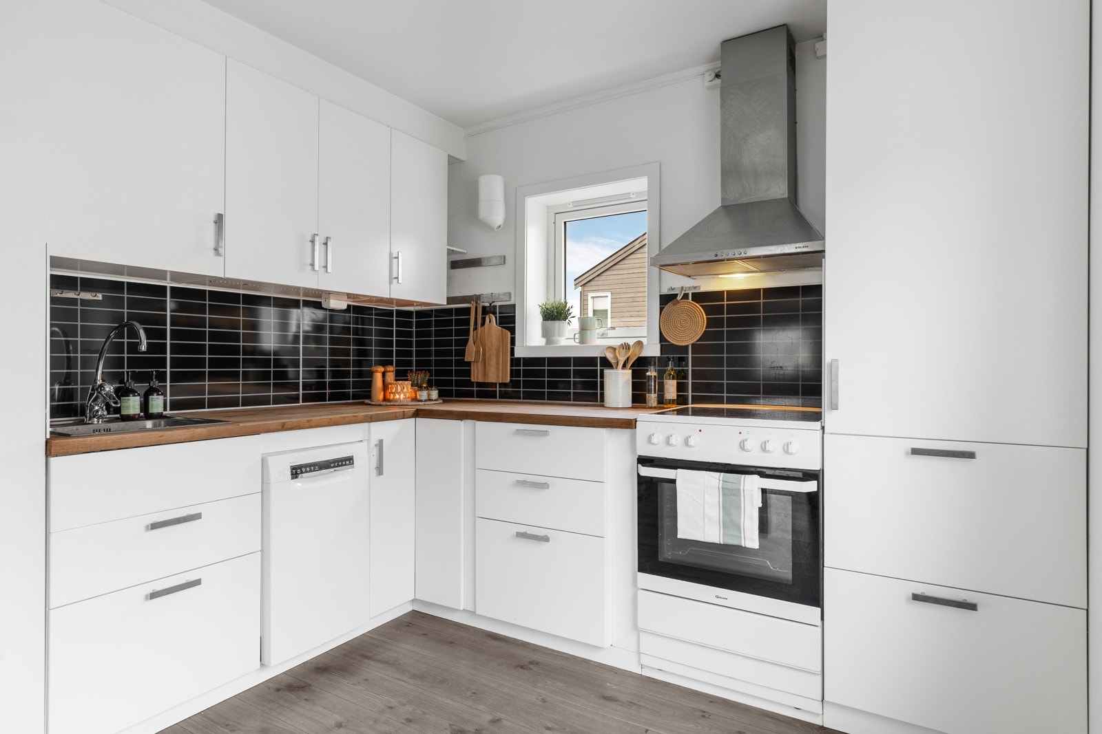 Moderne kjøkken med kvalitetsmaterialer og smarte løsninger. Her kan du virkelig utfolde deg som hobbykokk. Galleribilde