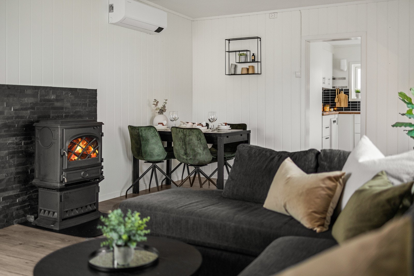 Opplev den perfekte balansen mellom komfort og stil i denne innbydende stuen. Fleksibel layout som gir deg frihet til å dekorere etter din egen smak og livsstil. Galleribilde