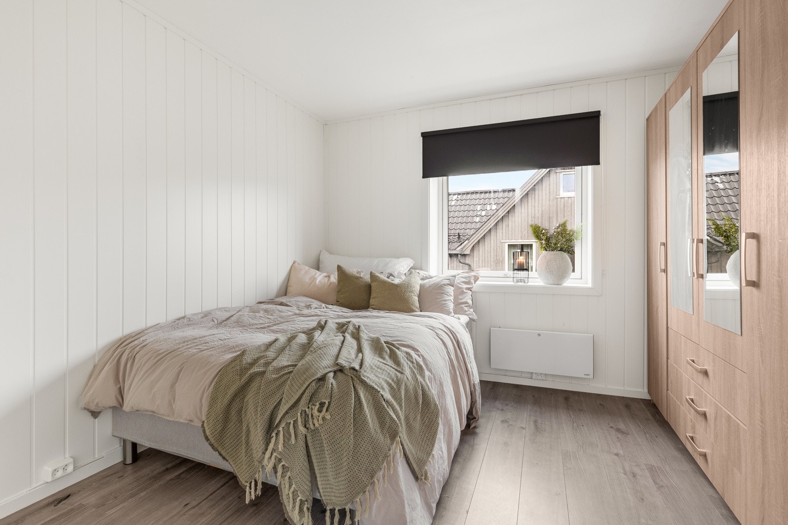 Drøm søtt i dette romslige hovedsoverommet. Plass til en stor dobbeltseng og garderobeløsninger. Galleribilde