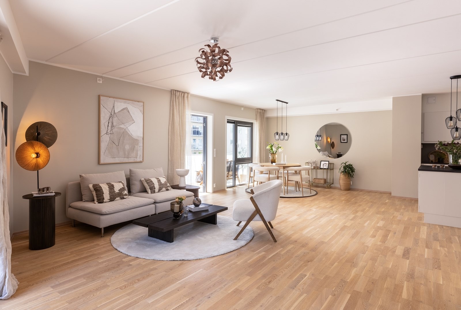 Stuen er lys og luftig med store vindusflater som sørger for rikelig med innslipp av naturlig lys. Galleribilde