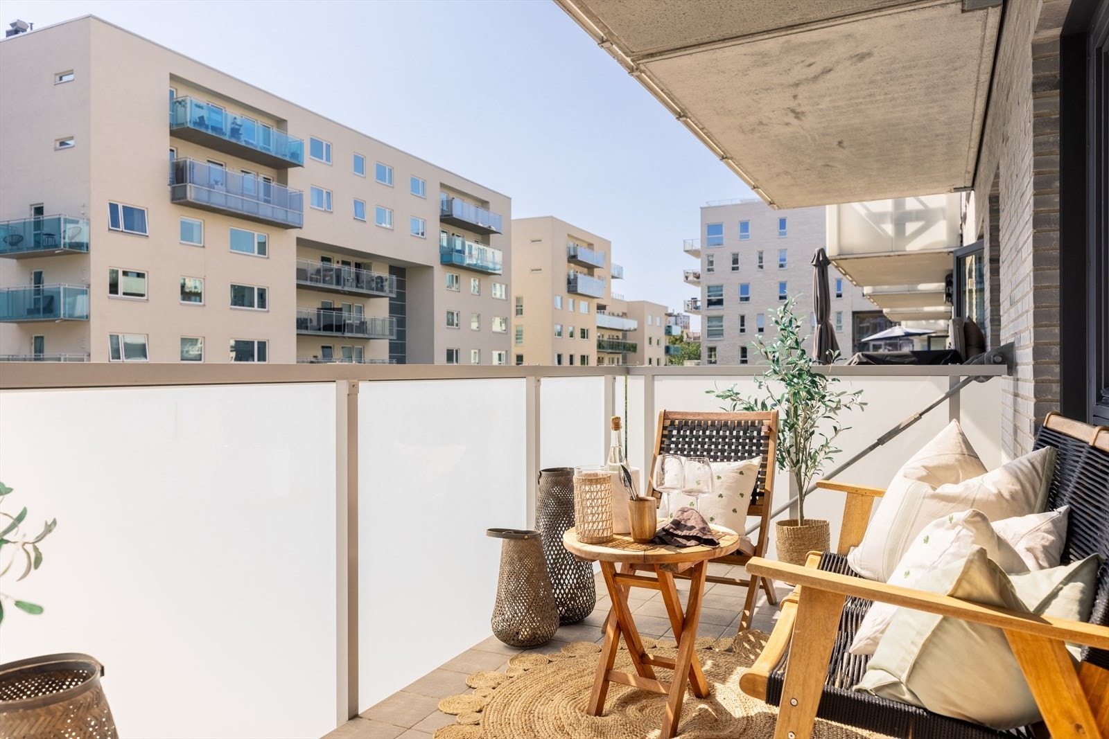 På vår- og sommerhalvåret blir balkongen som en forlengelse av stuen og innbyr til mer samvær og fine stunder med familie og venner. Galleribilde