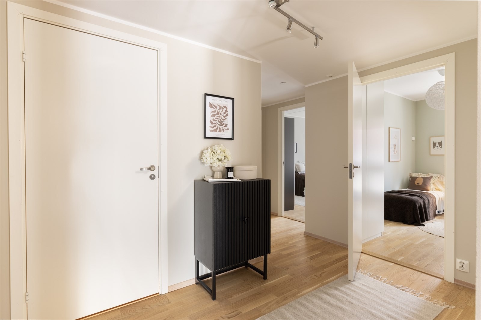 Boligen har tre romslige soverom, alle med adkomst fra gangen. Galleribilde