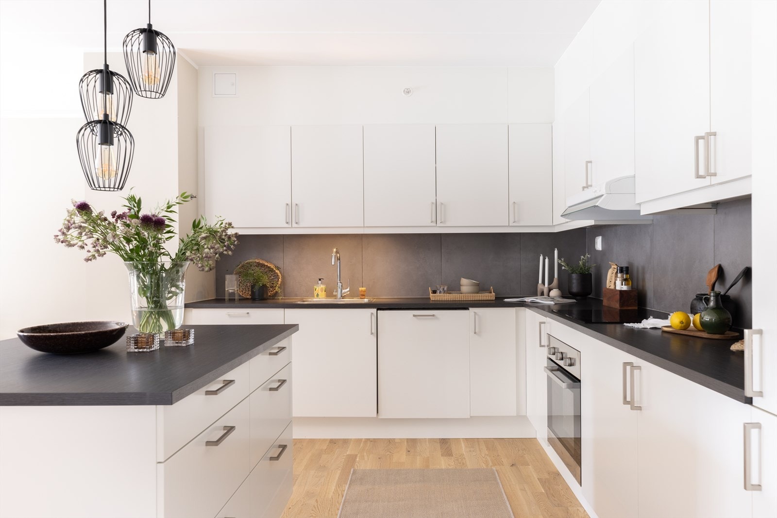 Videre er det integrert induksjonstopp, stekeovn, kjøl/fryseskap og oppvaskmaskin. Det er avtrekk over kokeplass. Galleribilde