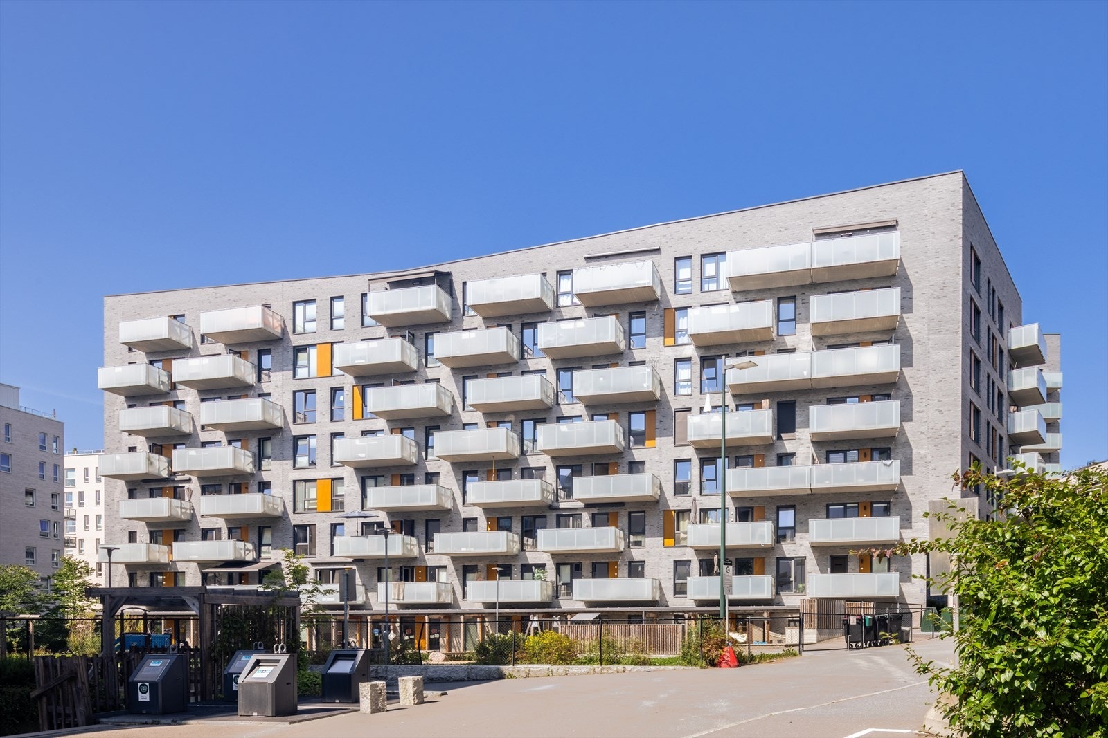 Her har du gangavstand til dagligvare, treningssentre, apotek, restauranter, kaféer, offentlig kommunikasjon m.m. Galleribilde