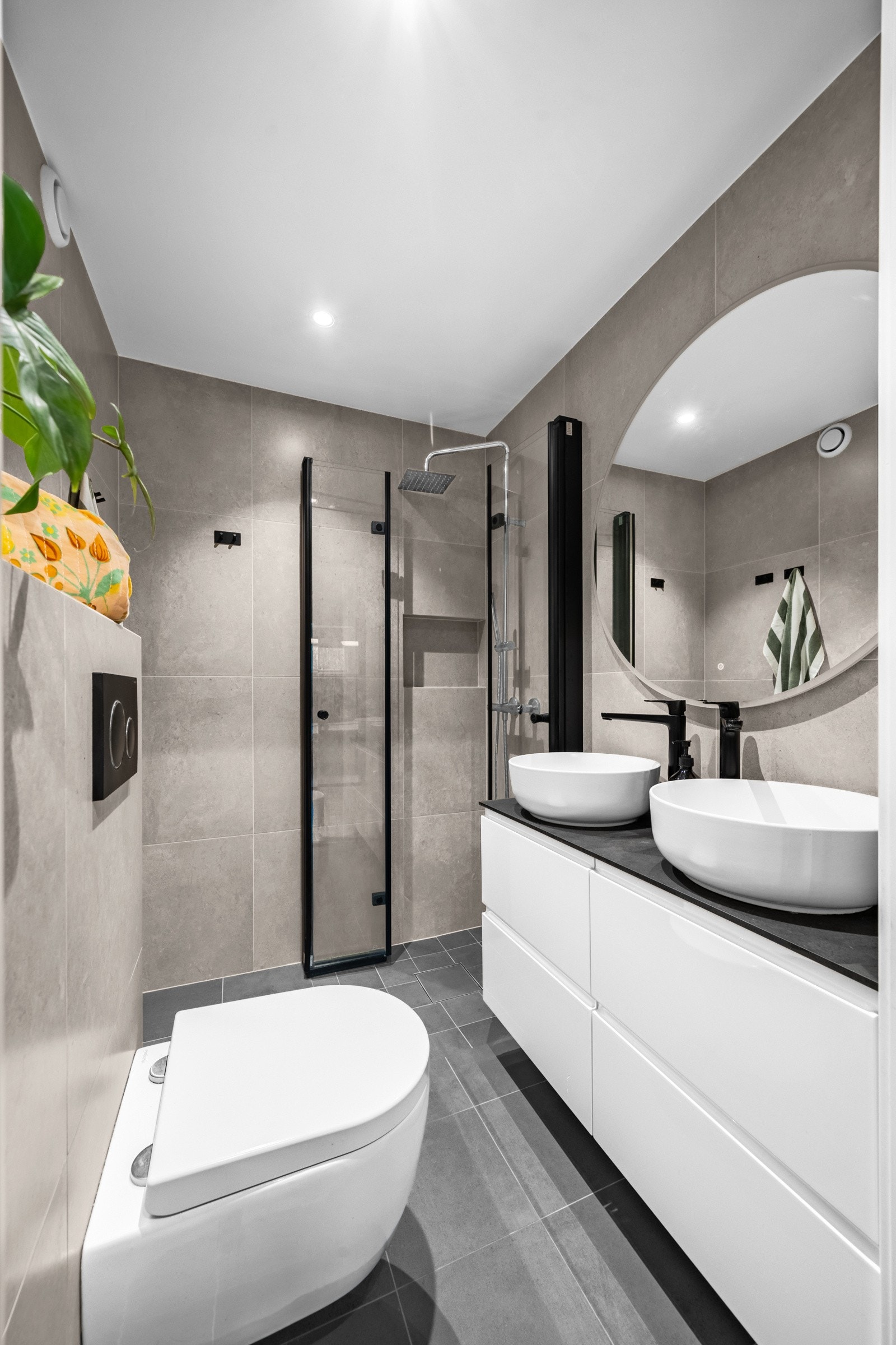 Flislagt og moderne baderom som ble totalt modernisert i 2022. Galleribilde